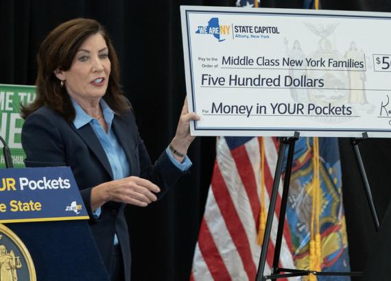 गभर्नर होकुलद्धारा महंगीको राहत स्वरुप प्रति परिवार ५ सय डलरको चेक प्रदान गर्ने घोषणा